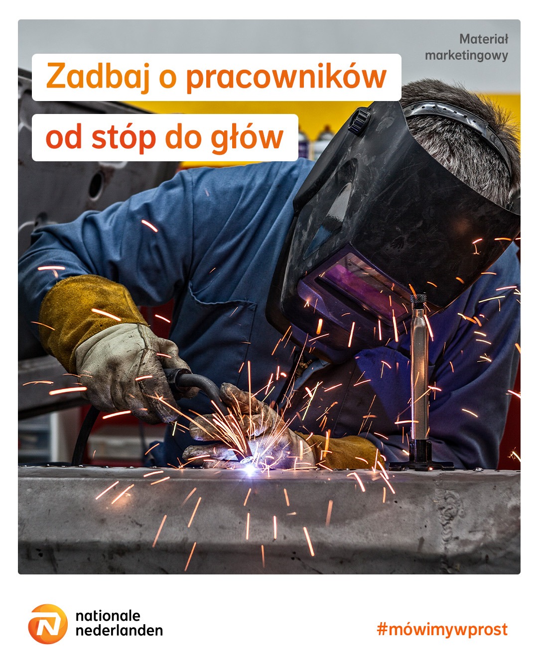 Spawacz w masce ochronnej i rękawicach spawa metal, iskry rozbryzgują się na boki; materiał marketingowy z hasłem 'Zadbaj o pracowników od stóp do głów' i logo Nationale Nederlanden.