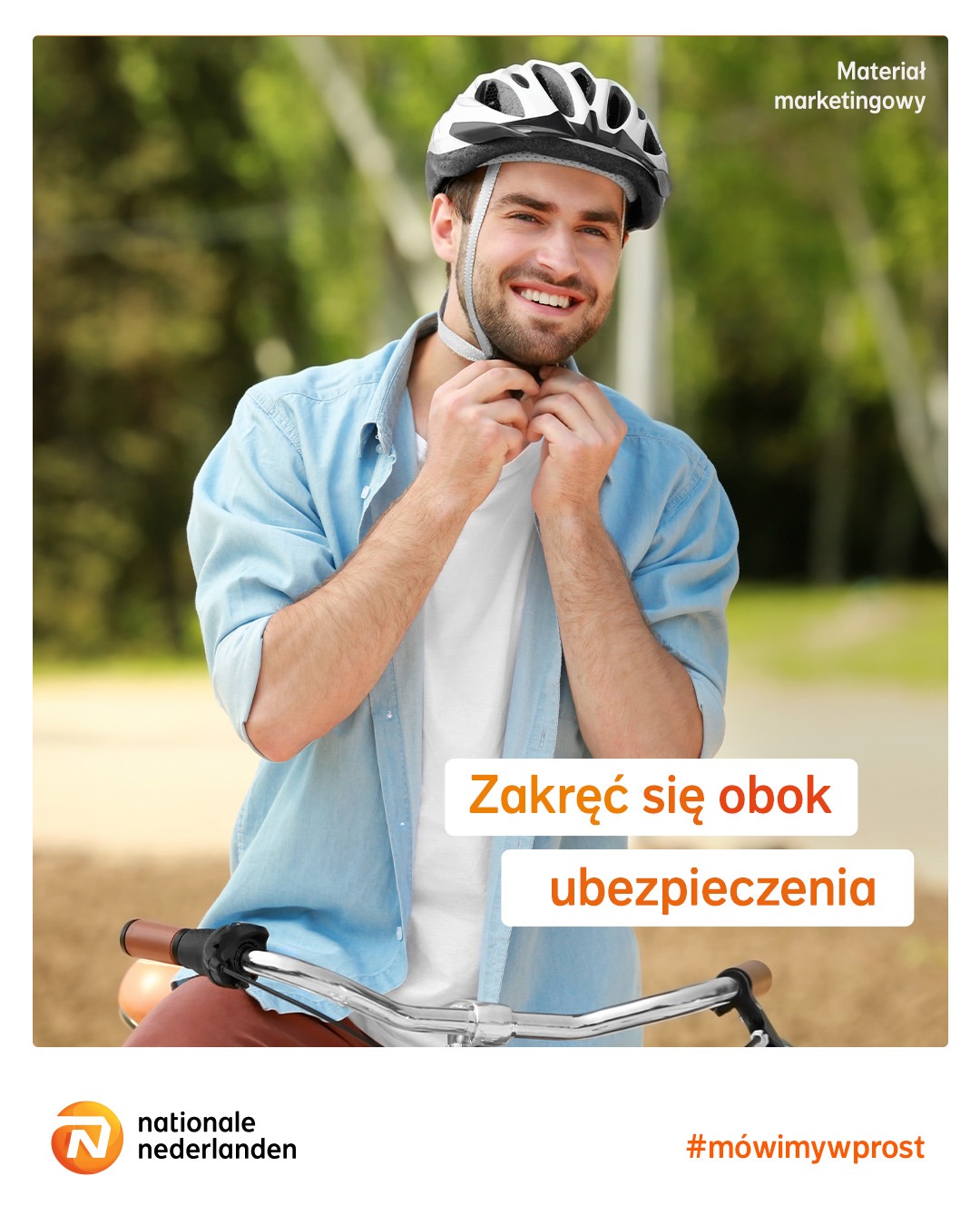 Uśmiechnięty mężczyzna w kasku rowerowym zapina pasek, siedząc na rowerze; materiał marketingowy z hasłem o ubezpieczeniu.