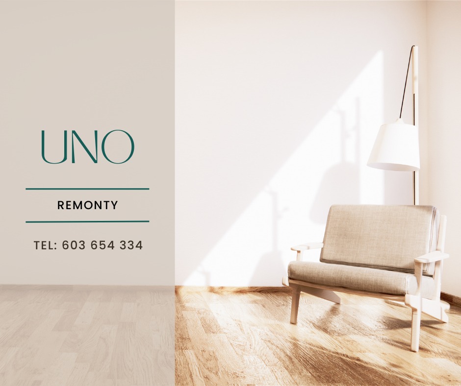 Jasne wnętrze z drewnianą podłogą, beżowym fotelem, lampą i logo firmy remontowej UNO na ścianie.