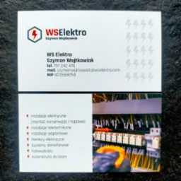 Wizytówka firmy elektrycznej WS Elektro, prezentująca logo z błyskawicą, dane kontaktowe Szymona Wojtkowiaka oraz listę świadczonych usług, w tym montaż i naprawę instalacji elektrycznych...