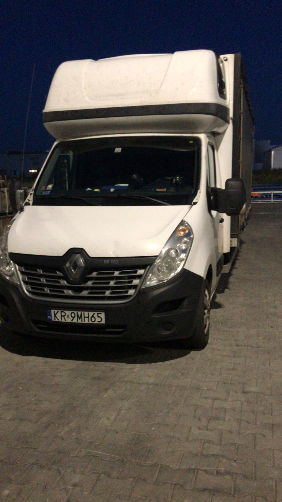 Biały samochód dostawczy Renault Master z wysoką zabudową, zaparkowany na brukowanym placu, widoczny z przodu pod kątem, z tablicą rejestracyjną KR 9MH65.