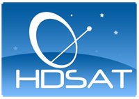 Grafika z logo HDSAT na gradientowym niebieskim tle z gwiazdami. Logo przedstawia biały, otwarty okrąg z anteną skierowaną w prawo.