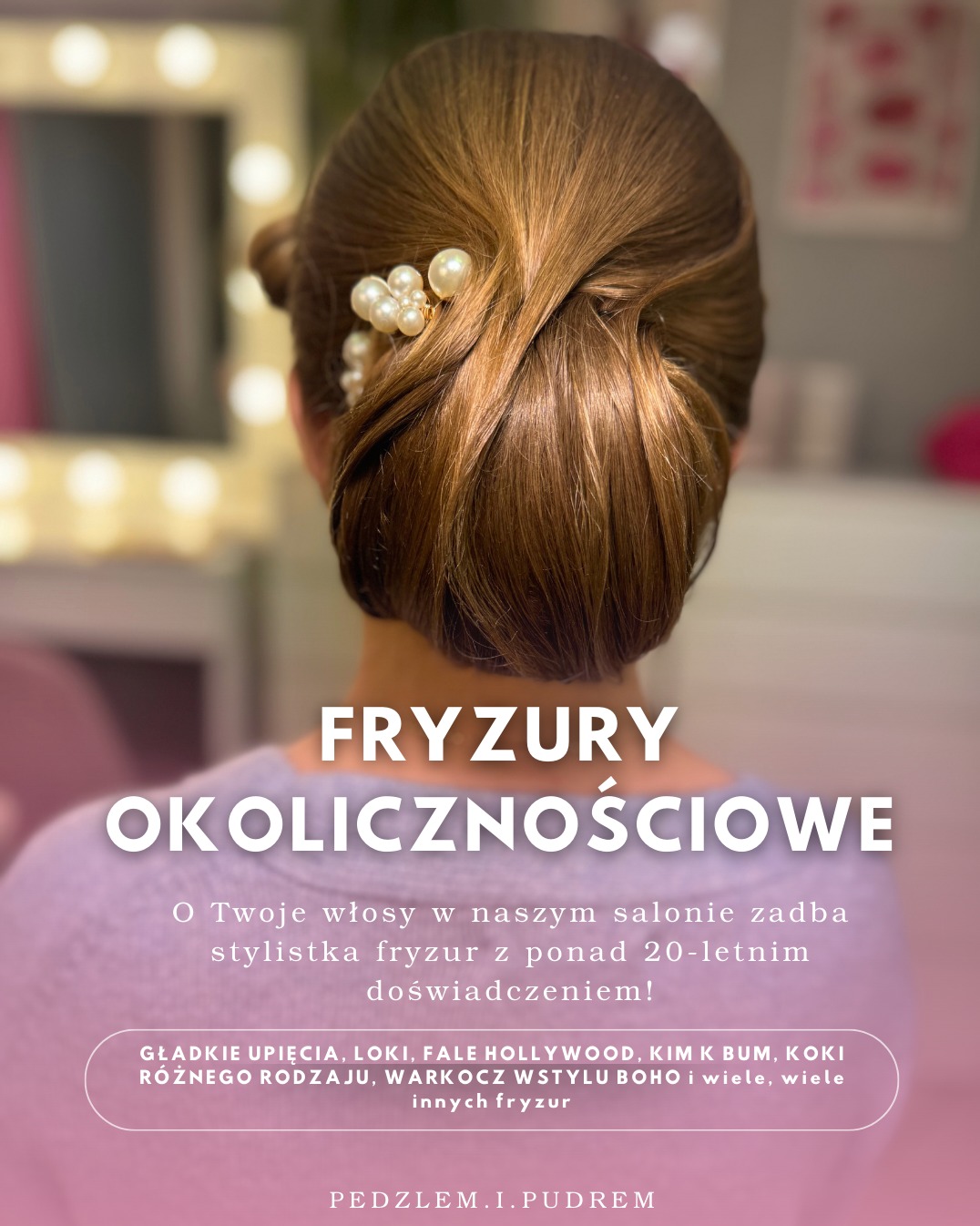 Eleganckie upięcie włosów z perłową ozdobą, widok z tyłu. Fryzura okolicznościowa w salonie fryzjerskim, z delikatnym oświetleniem i subtelnym tłem.