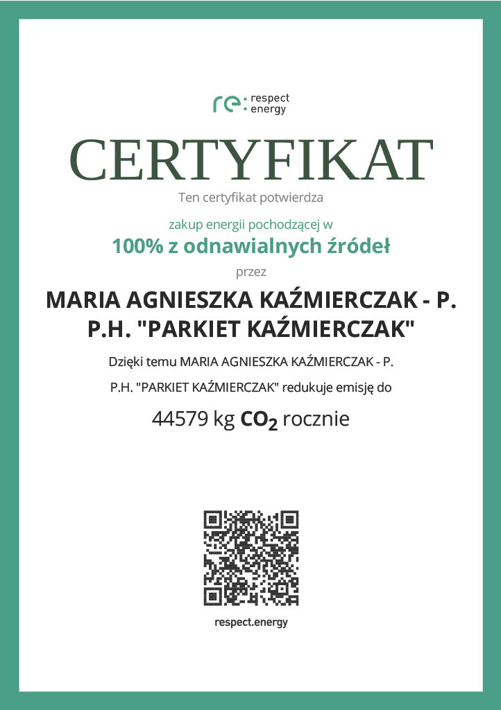 Certyfikat firmy 'Parkiet Kaźmierczak' potwierdzający zakup energii w 100% z odnawialnych źródeł, redukujący emisję CO2 o 44579 kg rocznie.