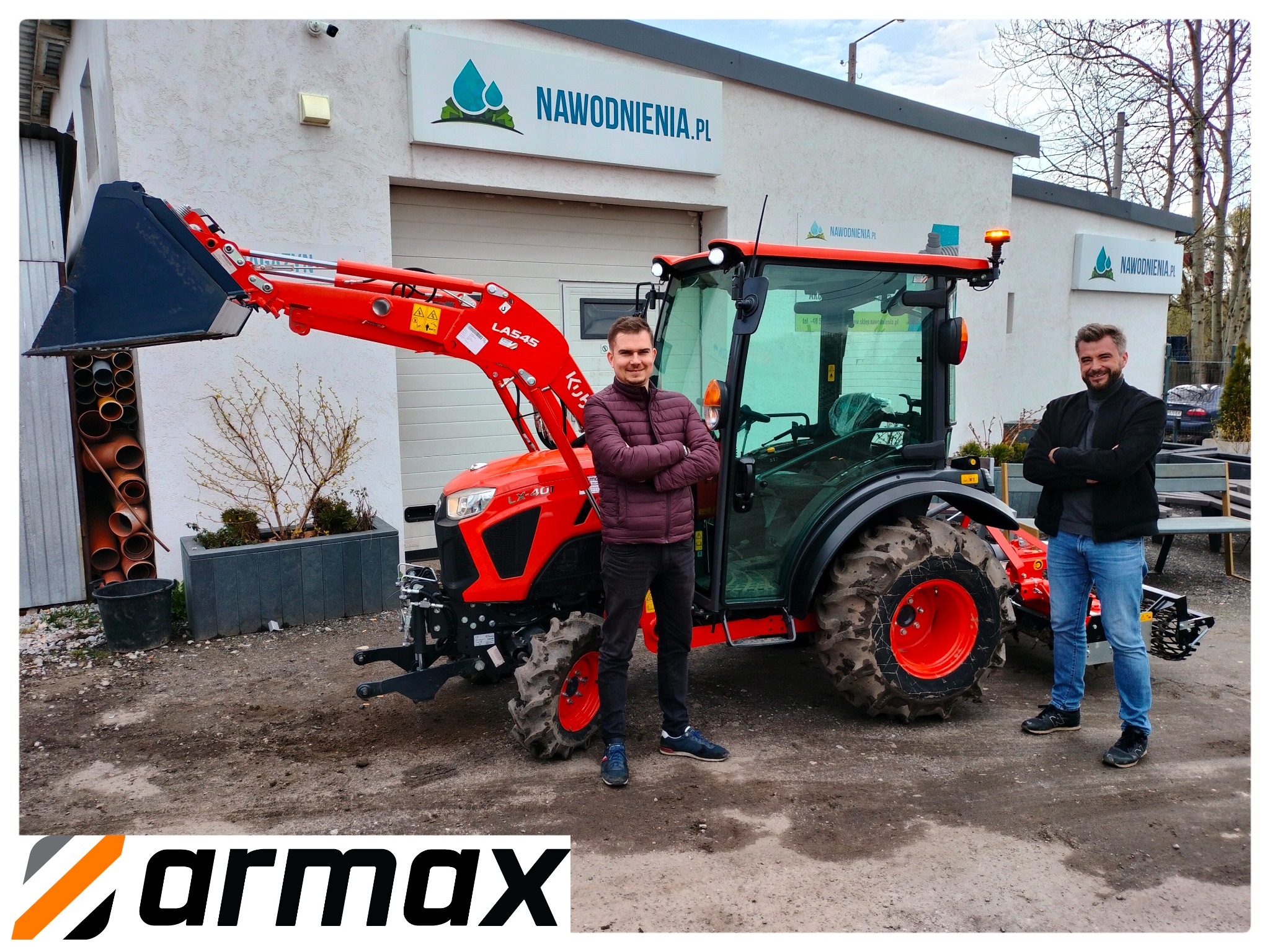 Dwóch mężczyzn pozuje obok czerwonego traktora z ładowaczem czołowym na tle budynku firmy nawadniającej, widoczny napis 'NAWODNIENIA.PL' oraz logo 'ARMAX' w dolnej części zdjęcia.