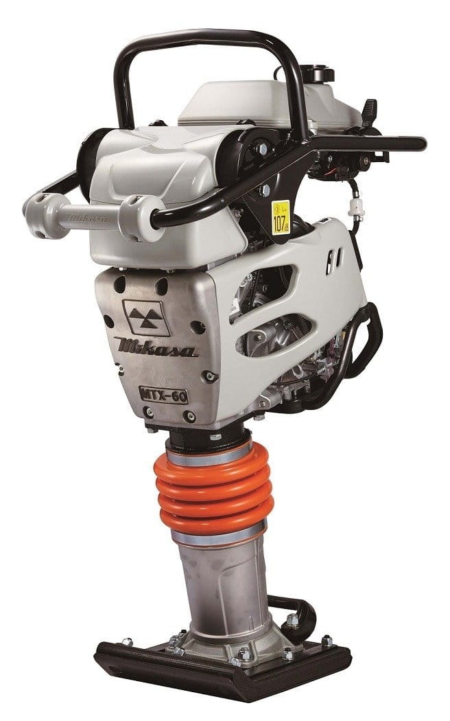 Ubijałka wibracyjna Mikasa MTX-60, widok z przodu, srebrno-szara obudowa, pomarańczowe elementy amortyzujące, czarna rama i uchwyt, na białym tle.