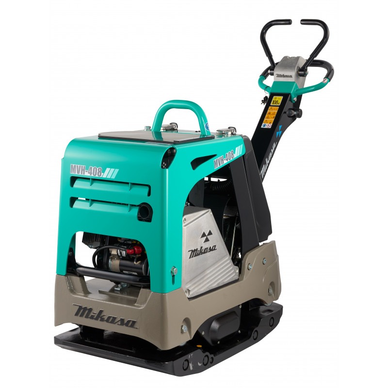 Zagęszczarka gruntu Mikasa MVH-408 w kolorze turkusowo-szarym, widok z przodu na białym tle, z widocznymi detalami silnika i uchwytami sterującymi.