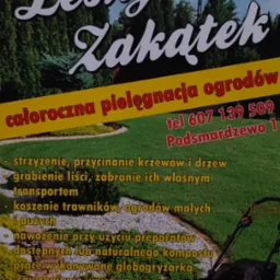 Plakat reklamowy firmy ogrodniczej 'Leśny Zakątek' oferującej całoroczną pielęgnację ogrodów, strzyżenie krzewów, koszenie trawników, nawożenie i sadzenie drzew, z numerem telefonu i adresem.