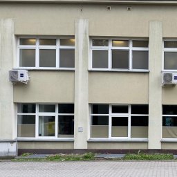Global Green Energy Sp. z o.o. - Elewacja budynku z oknami, na której zamontowano dwa klimatyzatory marki Haier.
