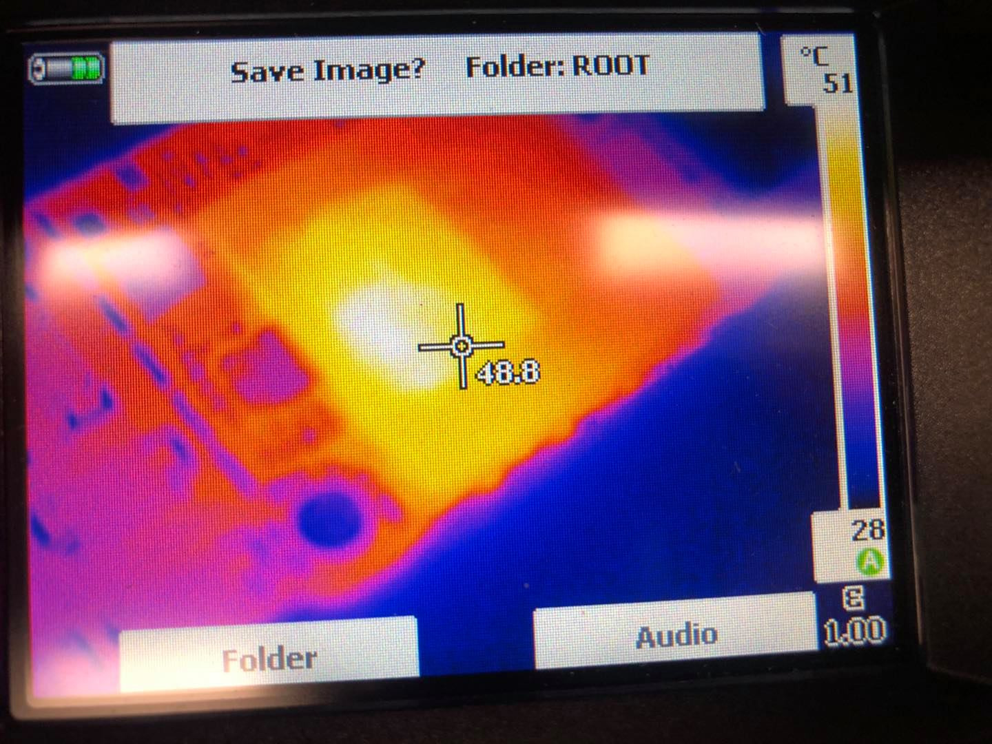 Ekran kamery termowizyjnej przedstawiający rozkład temperatury na płycie elektronicznej, z zaznaczonym punktem o temperaturze 48.8 stopni Celsjusza, widoczne menu kamery.