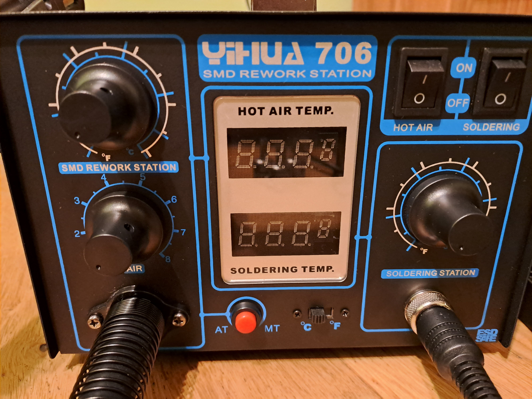Stacja lutownicza Yihua 706 SMD rework z wyświetlaczami temperatury gorącego powietrza i lutowania, pokrętłami regulacji i przełącznikami ON/OFF.