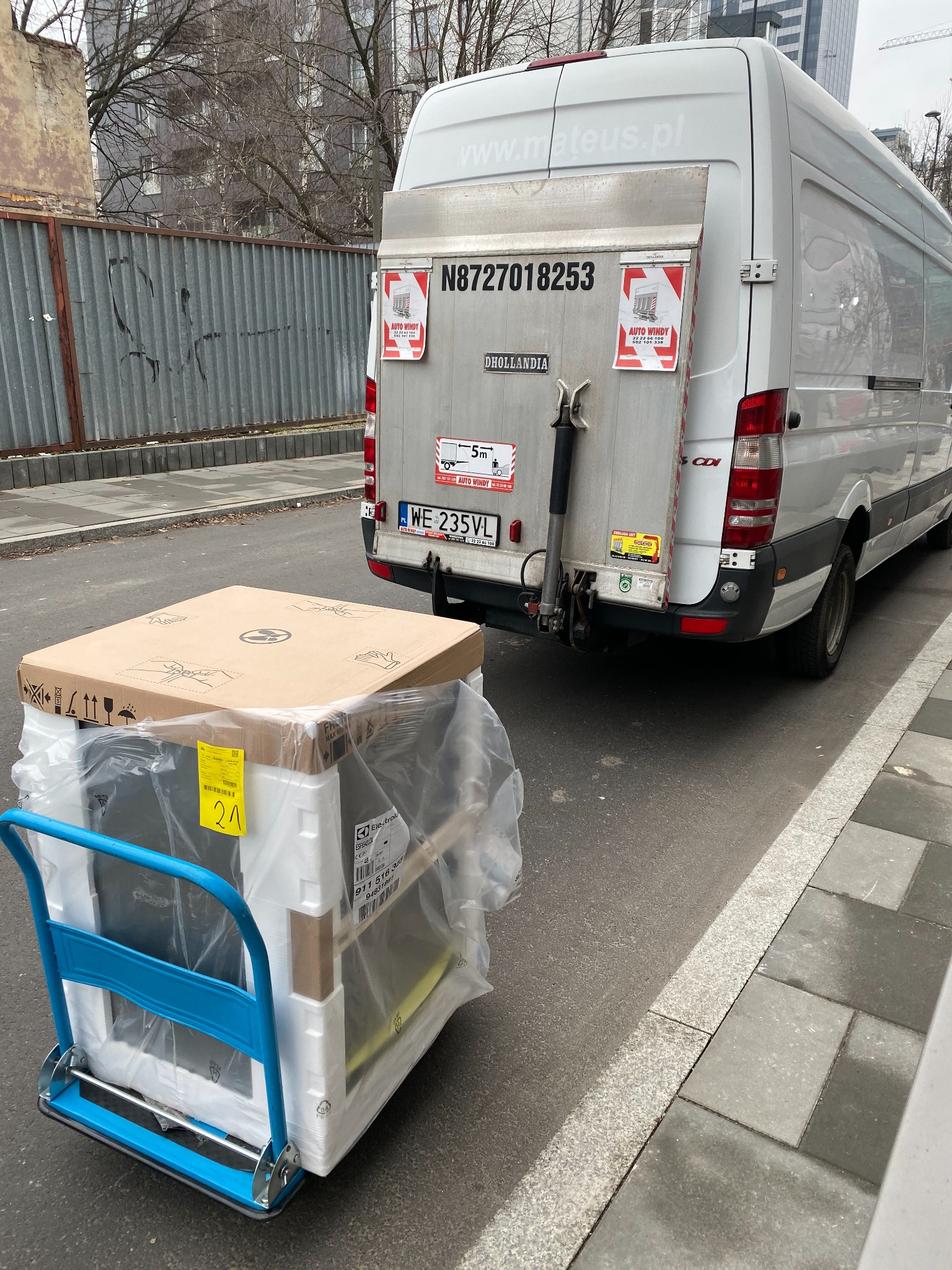 Transport AGD na terenie Warszawy, przygotowany do załadunku