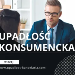 Mężczyzna w garniturze i okularach rozmawia z klientką w biurze, grafika z napisem 'Upadłość Konsumencka' i adresem strony internetowej.