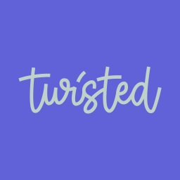 Justyna Bielecka - Stylizowany napis 'twisted' w jasnej, pastelowej zieleni na jednolitym, fioletowym tle.