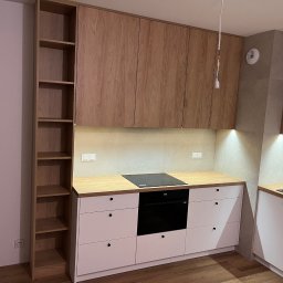 Górne fronty płyta laminowana Egger kolor Hikora naturalna. Blat 38 mm Hikora naturalna. Dolne szafki mdf akrylowy. 