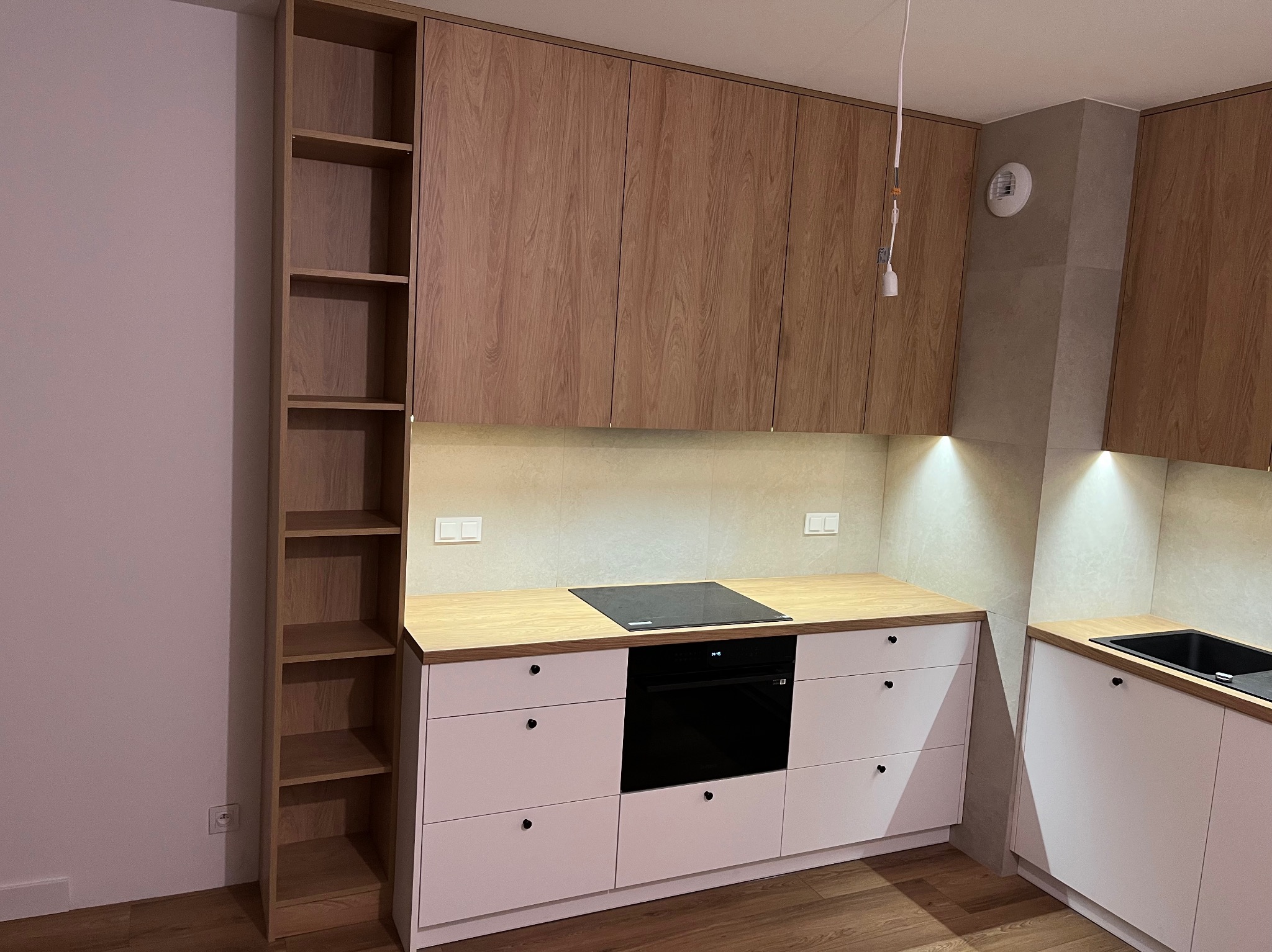 Górne fronty płyta laminowana Egger kolor Hikora naturalna. Blat 38 mm Hikora naturalna. Dolne szafki mdf akrylowy.