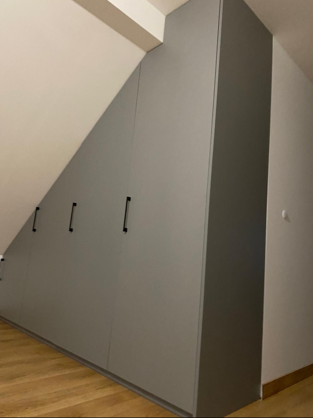 Zabudowa wykonana z płyty laminowanej Swiss Krono kolor 3057 vl.