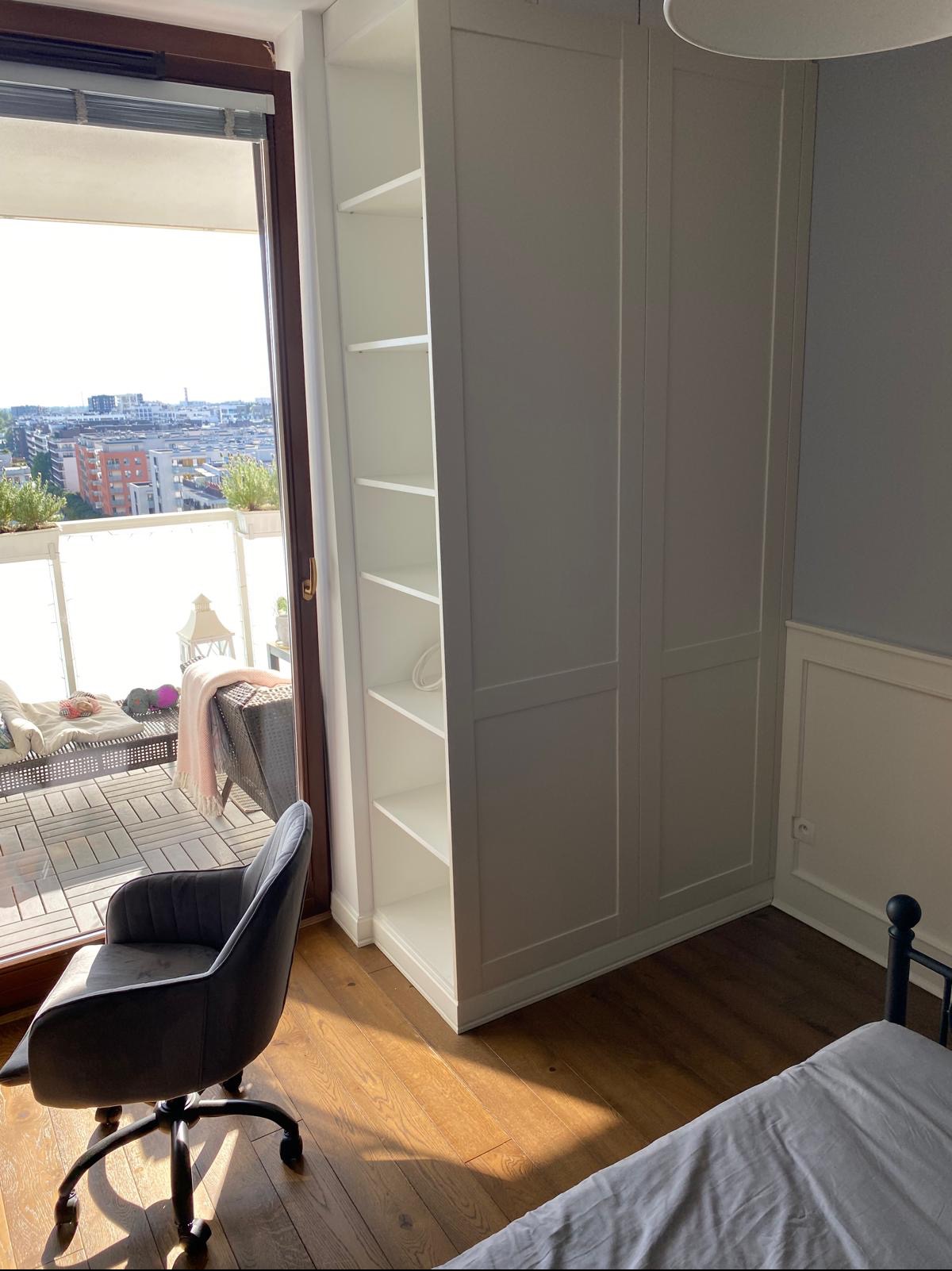 Fronty szafy mdf lakierowany - frezowany. Środek zabudowy płyta laminowana Swiss Krono kolor biel alpejska