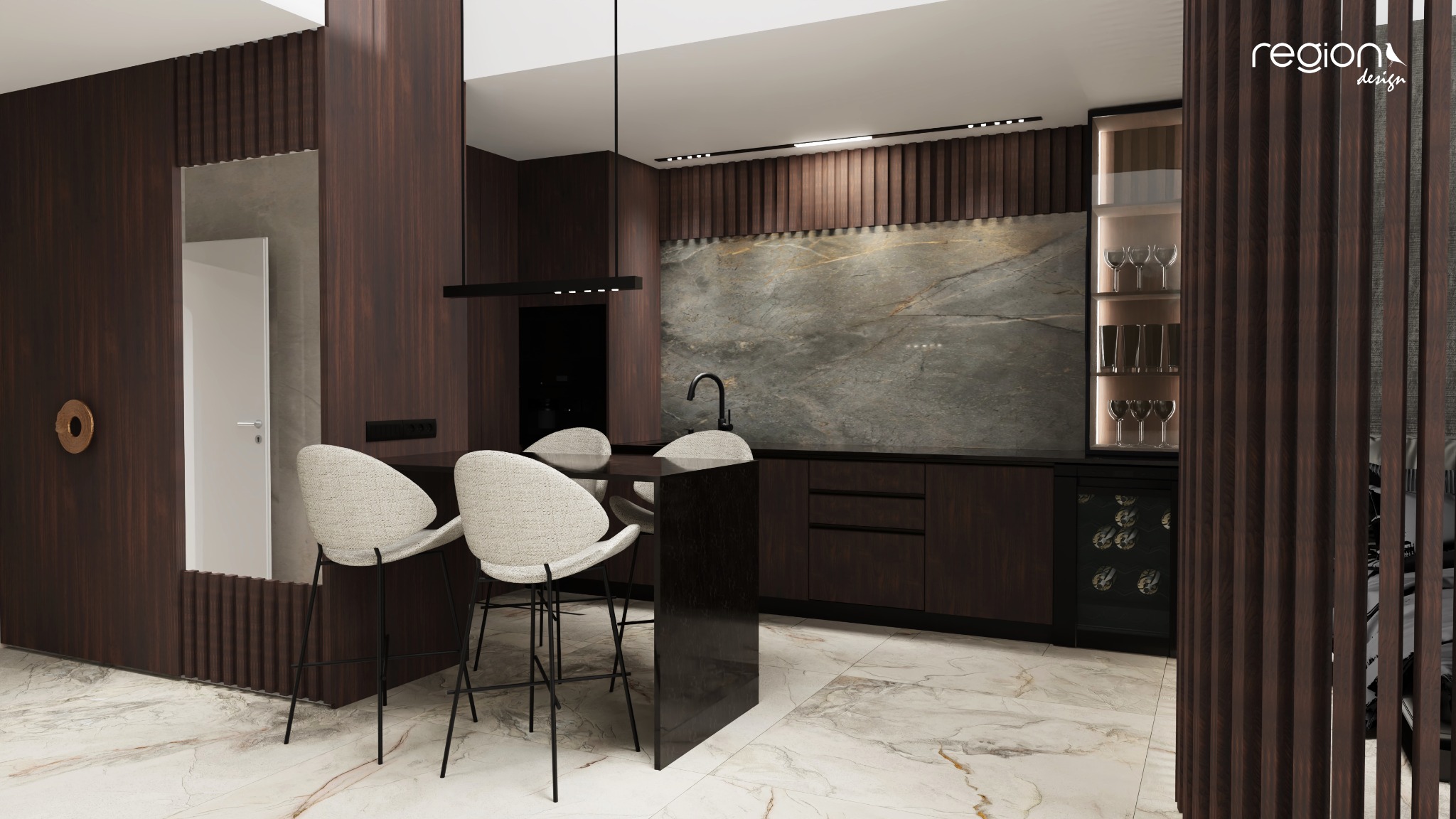 Nowoczesna kuchnia z ciemnego drewna z marmurowym blatem, wyspą i krzesłami barowymi, widok na oświetloną szafkę z winami i szklankami, dekoracyjne panele pionowe.