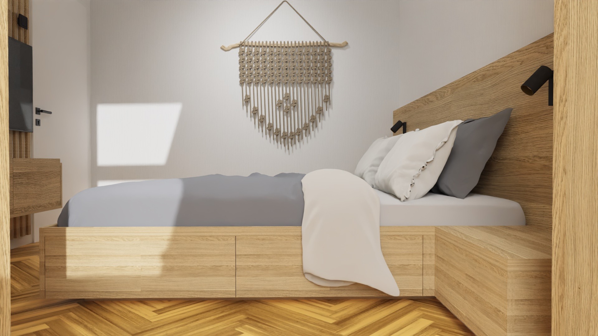 Nowoczesna sypialnia z drewnianym łóżkiem z wbudowanymi szufladami, parkietem w jodełkę, dekoracją ścienną z makramy i lampkami nocnymi na drewnianym panelu za łóżkiem.