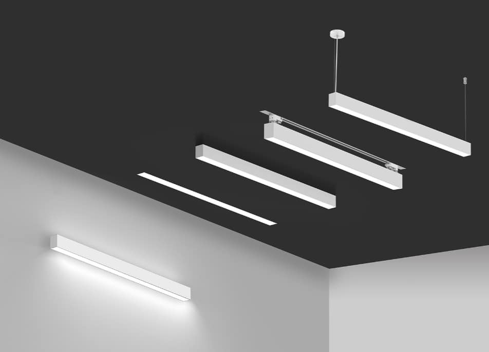 Nowoczesne, minimalistyczne oświetlenie liniowe LED: naścienne, sufitowe podwieszane i montowane na szynoprzewodzie w pomieszczeniu z szaro-białymi ścianami i czarnym sufitem.