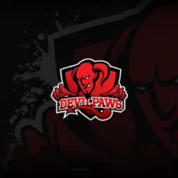 Czerwono-czarne logo 'Devil Paws' z diabłem w tarczy, zaprojektowane we Wrocławiu, na ciemnym, teksturowanym tle.