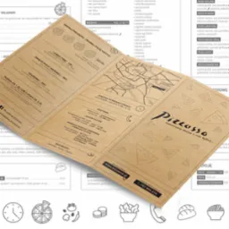 Rozłożona ulotka informacyjna pizzerii Pizzasso z ofertą, promocjami, godzinami otwarcia i mapą dojazdu, utrzymana w brązowej kolorystyce.