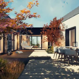 Nowoczesny taras z drewnianą podłogą, wiszącym fotelem i stołem z krzesłami, otoczony zielenią i drzewami o jesiennych barwach, z elementami kamienia i białej elewacji budynku.