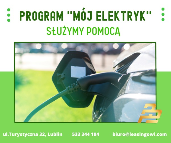 Ładowanie samochodu elektrycznego, wtyczka kabla podłączona do gniazda ładowania, w tle zieleń i rozmyte tło miejskie. Reklama programu 'Mój elektryk' z danymi kontaktowymi.