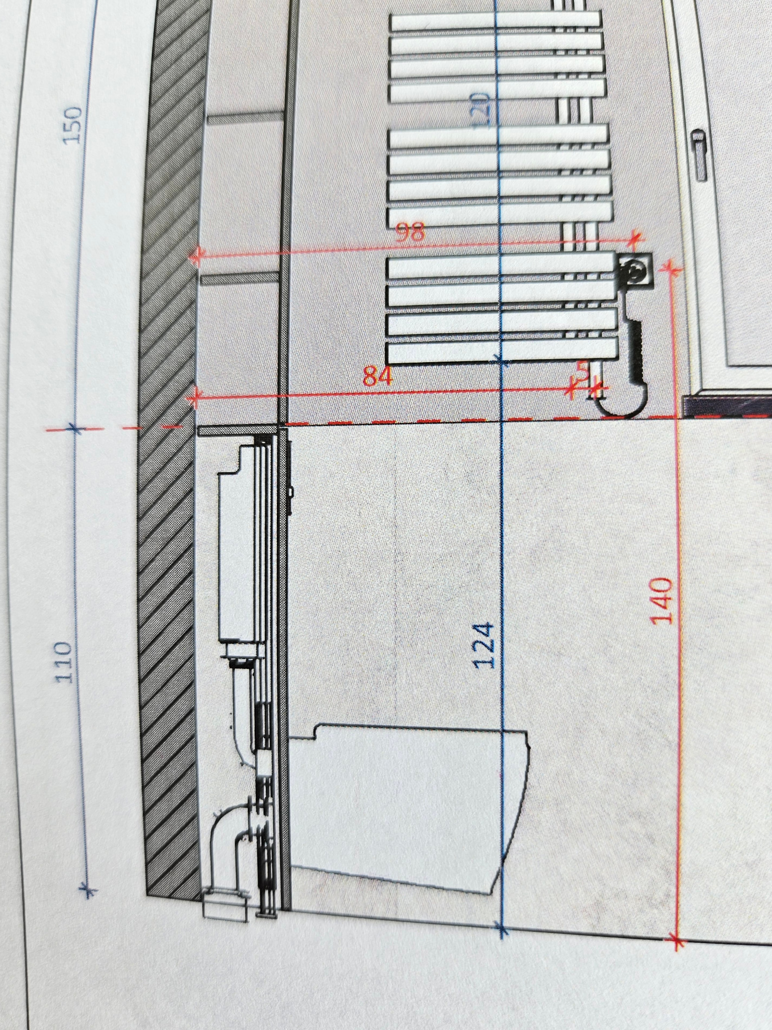 Rzut techniczny łazienki z zaznaczonymi wymiarami grzejnika, umywalki i ściany, naniesiony na biały papier.
