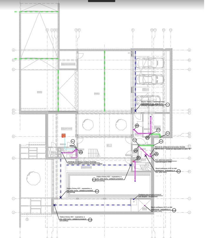Rzut poziomy budynku z naniesioną instalacją kanalizacyjną i odpływami liniowymi, widoczne oznaczenia i opisy techniczne.
