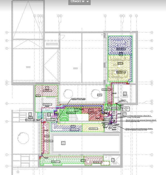 Kolorowy schemat instalacji ogrzewania podłogowego na planie budynku, z zaznaczonymi strefami grzewczymi i elementami kotłowni.