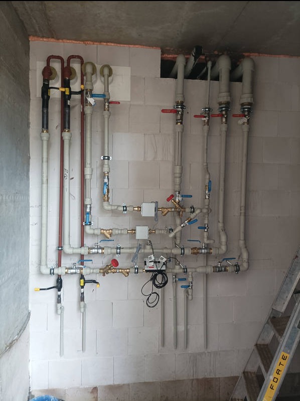 Wykonanie opomiarowania z rur zgrzewanych i PEX na domku wielorodzinnym