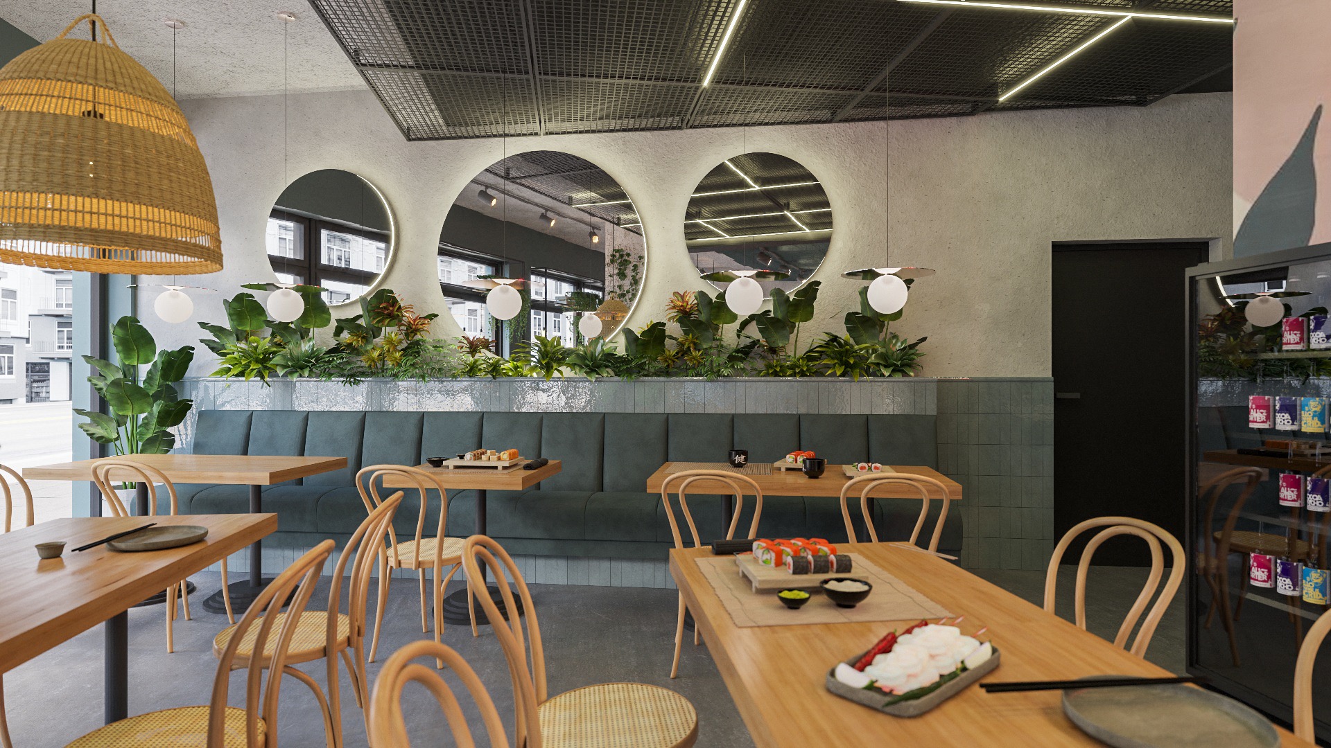 Wnętrze restauracji sushi z drewnianymi stołami i krzesłami, zieloną tapicerowaną ławą wzdłuż ściany z roślinami i okrągłymi lustrami, oświetlone wiszącymi lampami i rattanowym kloszem.