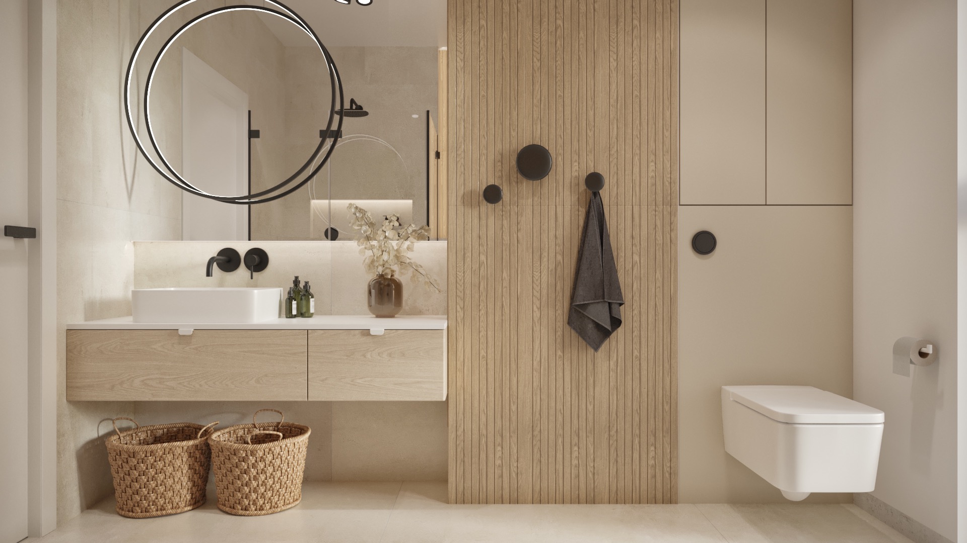 Minimalistyczna łazienka w beżach z drewnianymi akcentami: okrągłe lustro z czarną obwódką, wisząca szafka z umywalką, plecione kosze pod spodem, drewniana ściana z wieszakami, wisząca toaleta.