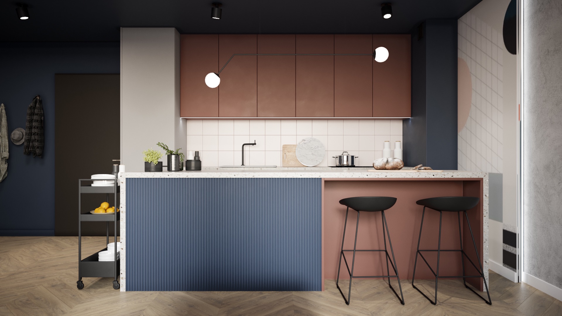 Nowoczesna kuchnia z wyspą w odcieniach brązu i granatu, wyposażona w czarne hokery i wózek na kółkach z owocami, oświetlona lampami punktowymi i designerską lampą nad blatem.