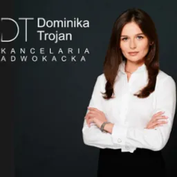 Portret kobiety, prawniczki Dominiki Trojan, z logo kancelarii adwokackiej w lewym górnym rogu, ubrana w białą koszulę z mankietami w kształcie serc, na ciemnoszarym tle.