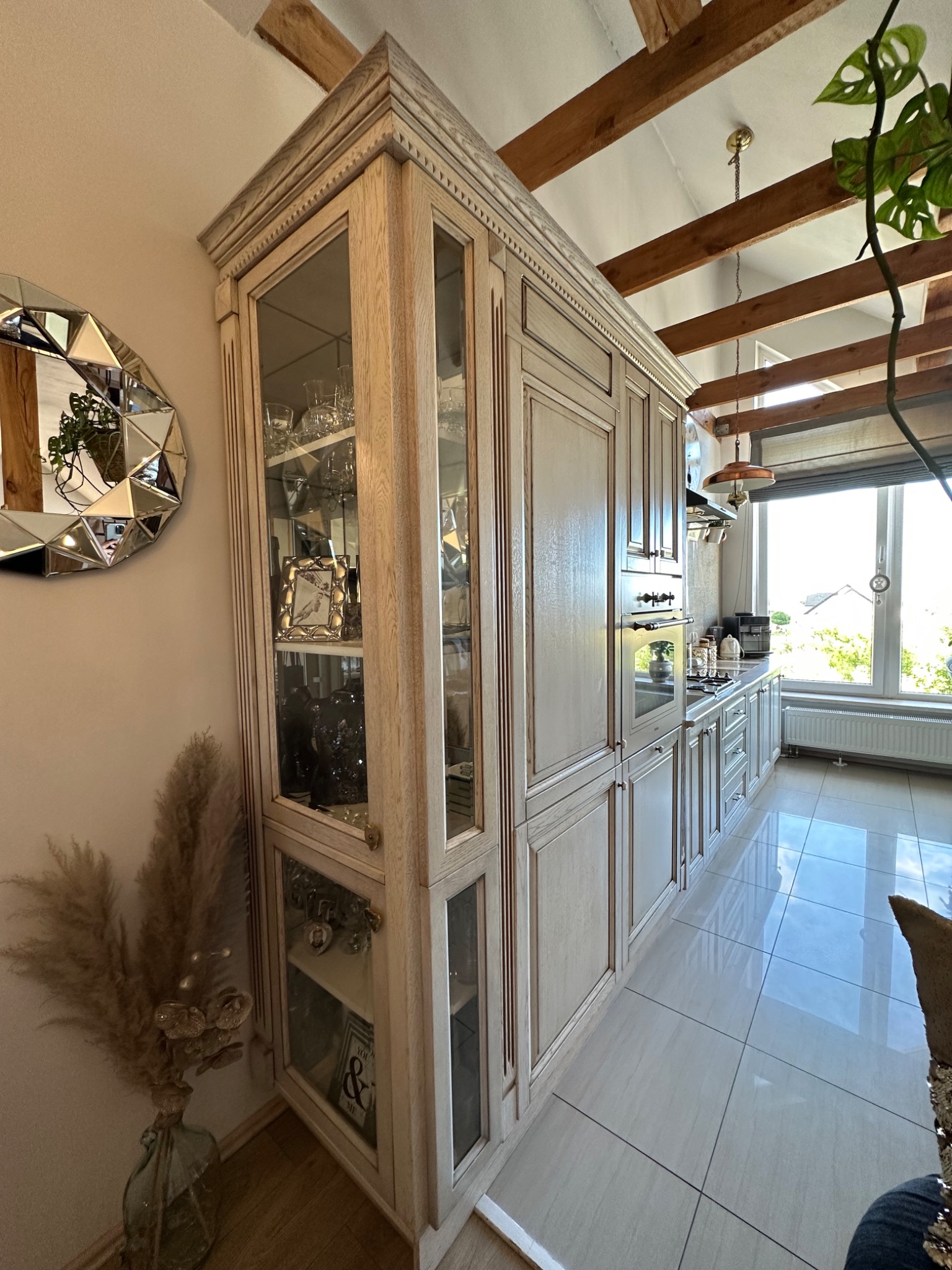 Fronty z litego dębu, szklana ozdobna witryna