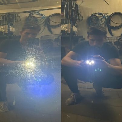 Porównanie stanu lakieru samochodowego przed i po polerowaniu, widoczne zarysowania i efekt po zabiegu, oświetlone lampą inspekcyjną.