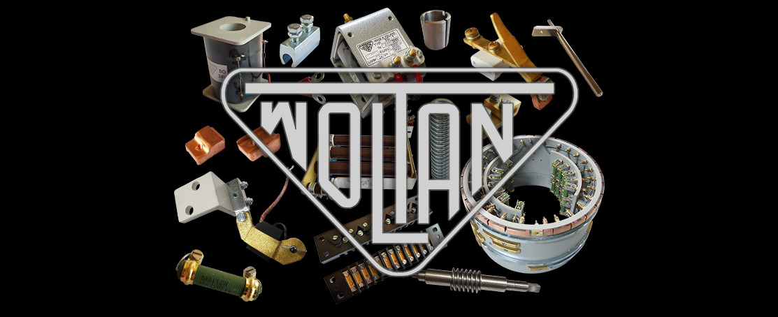 Kolekcja różnorodnych elementów metalowych i elektrycznych, w tym cewki, złącza, rezystory i przekładnia ślimakowa, ułożonych na czarnym tle pod logotypem.