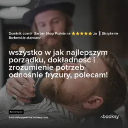 Mężczyzna z brodą podczas strzyżenia w salonie, widoczne nożyczki i dłoń stylisty, ocena klienta i rekomendacja z platformy Booksy.