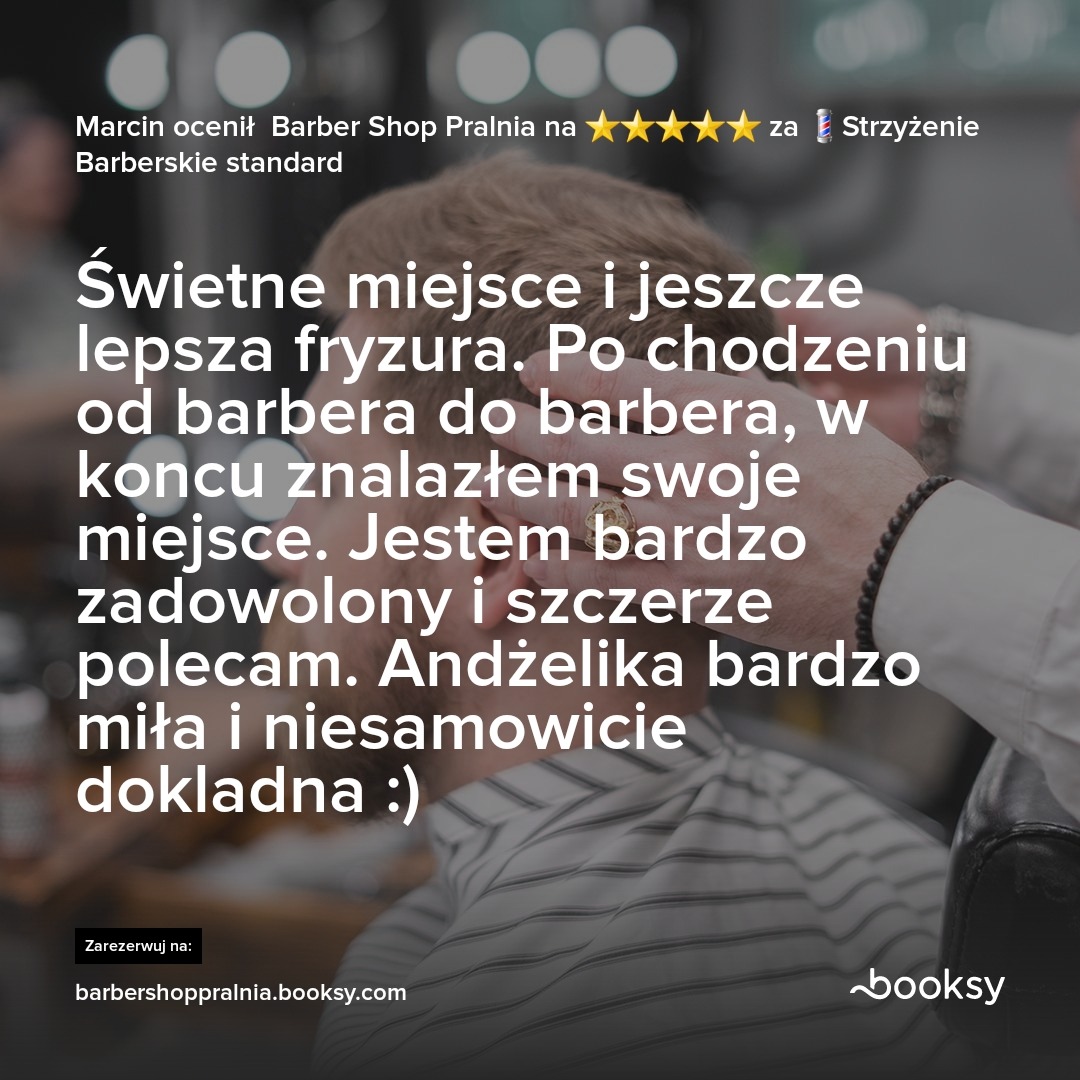 Recenzja klienta Barber Shop Pralnia z oceną pięciu gwiazdek i pozytywnym komentarzem na temat strzyżenia, widoczna fryzura klienta po zabiegu i ręce stylisty