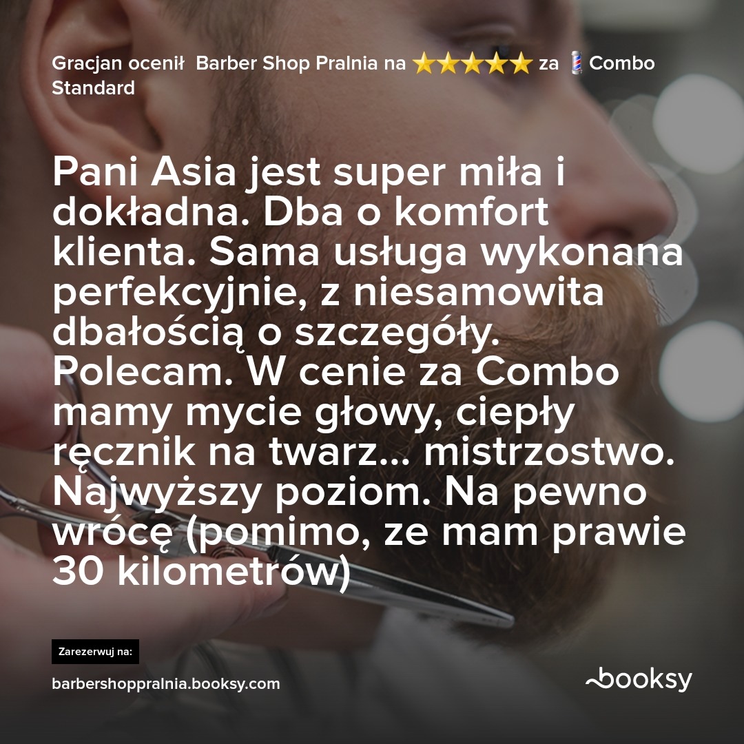 Bliskie ujęcie brody mężczyzny, z tekstem recenzji klienta nałożonym na zdjęcie, oraz widoczne w tle nożyczki fryzjerskie