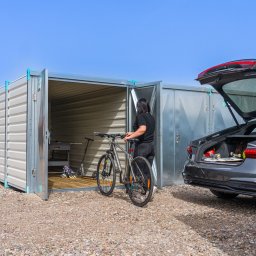 Nasze place self storage położone są w dogodnych lokalizacjach z dojazdem pod same drzwi magazynu.