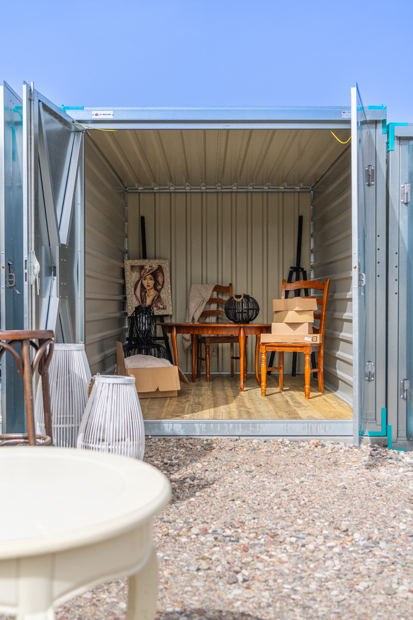 Nasze boxy są szczelne, wyprofilowane i z drewniana podłogą, wolne od wpływu czynników zewnętrznych.