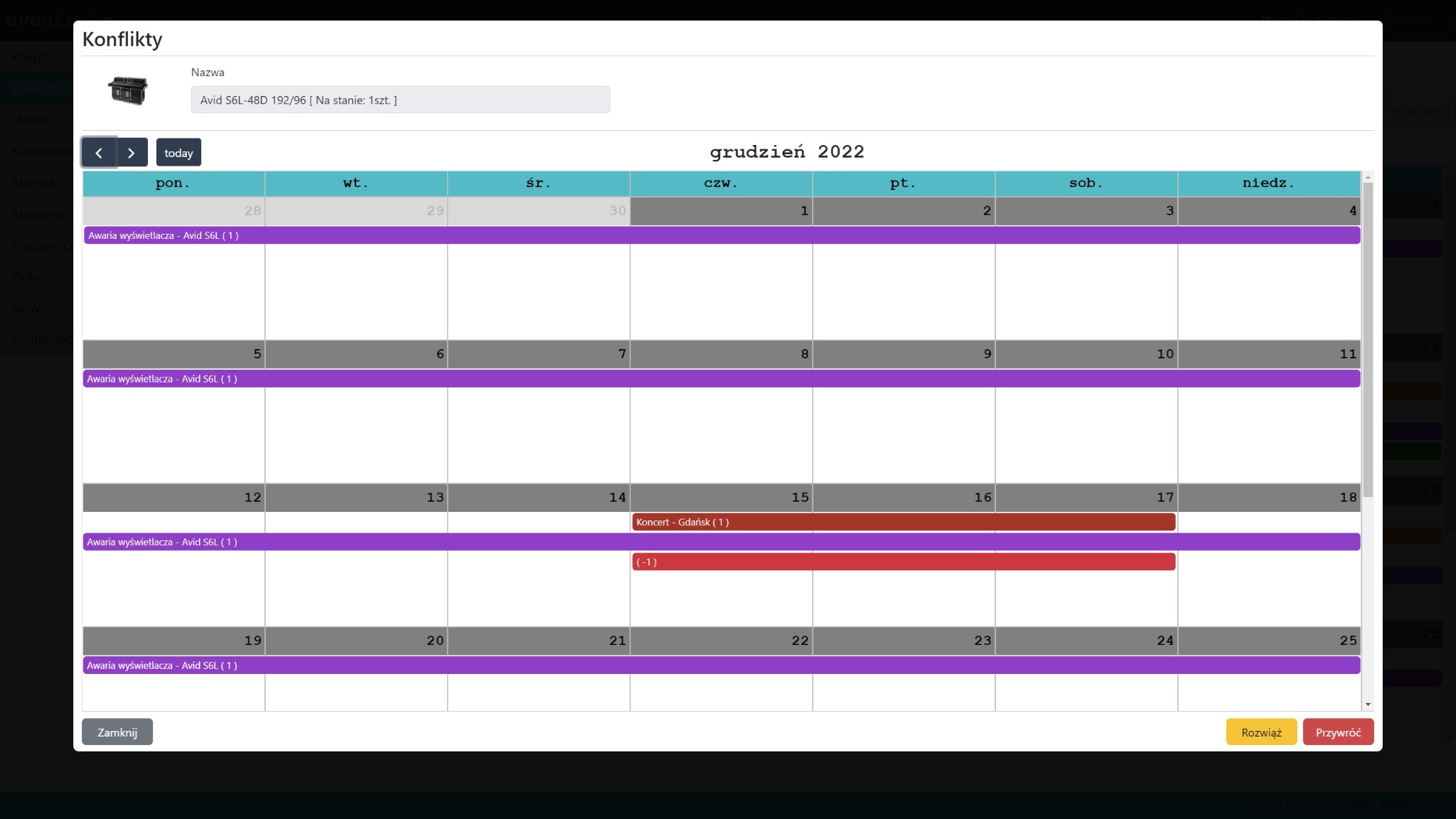 Interfejs kalendarza rezerwacji zasobów IT, pokazujący terminy serwisowania i koncertu w grudniu 2022, z zaznaczoną awarią wyświetlacza Avid S6L w różnych dniach.