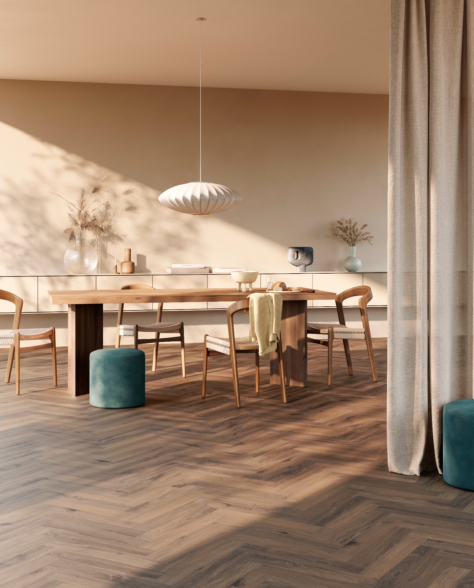 Parkiet ułożony we wzór jodełki francuskiej w jasnym salonie z drewnianym stołem i krzesłami, oświetlonym przez naturalne światło padające przez okno.