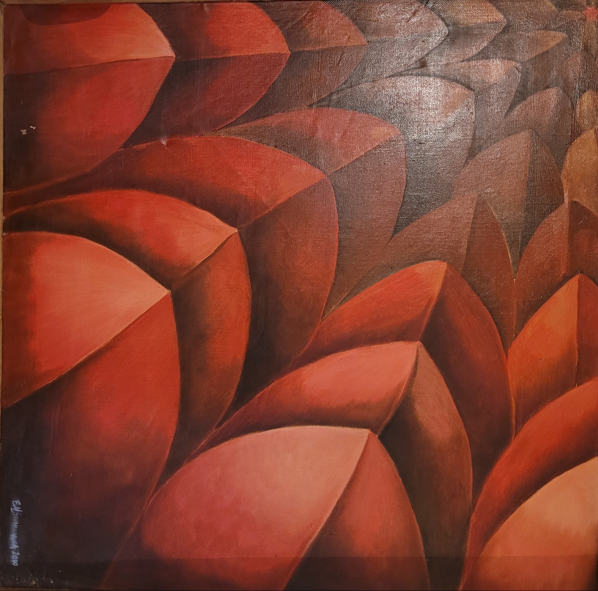 Abstrakcyjna kompozycja z geometrycznych form w odcieniach czerwieni i brązu, wykonana techniką olejną na płótnie, z widoczną fakturą i sygnaturą autora w lewym dolnym rogu.