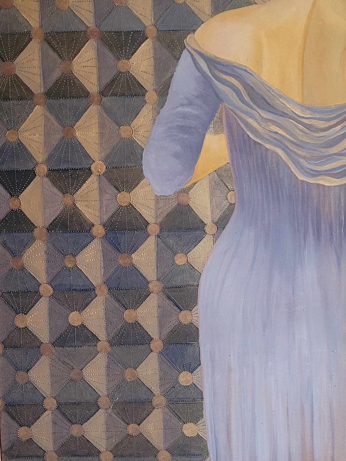 Olej na płótnie 100x70 przedstawiający fragment kobiecej sylwetki w błękitnej sukni, z widocznymi plecami i ramieniem, na tle geometrycznego wzoru w odcieniach szarości i brązu.
