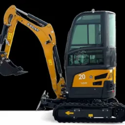 Żółto-czarna mini koparka Kubota z wysięgnikiem Excat, widok z boku, na gąsienicach z żółtą strzałką, kabina z przyciemnianymi szybami, numer 20 na boku